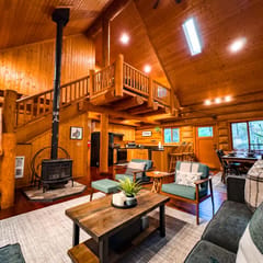 Mt. Baker Log Cabin | Fireplace + Fast WiFi