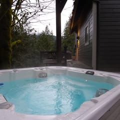 The Astor | Hot Tub & Chef’s Kitchen