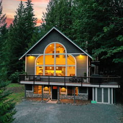 The Astor | Hot Tub & Chef’s Kitchen
