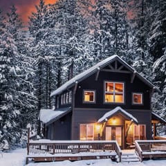 Five Bedroom Snowline Chalet with Hot Tub and Recreation Room Near Mount Baker