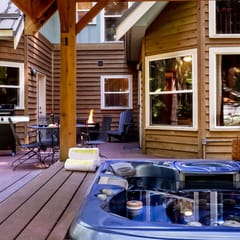 Heliotrope Haus Mt Baker Cabin with Hot Tub Private Sauna and Two King Suites