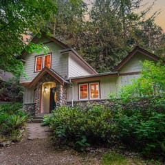 Creekside Cabin • Hot Tub, Pool & Ping Pong