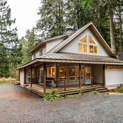 Naturbyn Retreat | Hot Tub & Snowline Pool