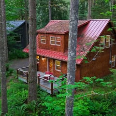 Glacier Pines | King Bed, Fireplace + AC