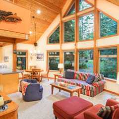 Nostalgic Mt Baker Cabin with King Bed in Snowline