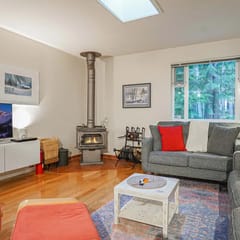 Fernwood Cabin with Private Hot Tub and Wood Burning Fireplace Near Mt Baker