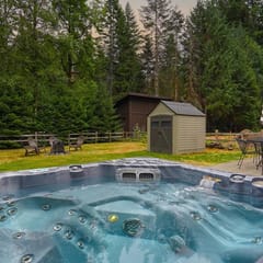 Canyon Creek Retreat Near Mt Baker with Hot Tub Fireplace and Two King Bedrooms