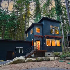 Modern Mt Baker Cabin with Private Hot Tub and Fire Pit