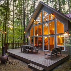 Cedar Hollow Mt Baker Cabin with Hot Tub and Stone Fireplace