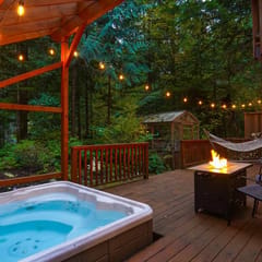 Bel Chalet Mt Baker Forest Retreat with Covered Hot Tub and Fireplace