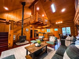 Mt Baker Log Cabin | Wood Firepace + Fast WiFi