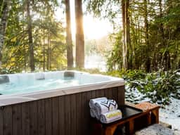 Mt Baker cabin| Hot tub, fireplace & EV charger