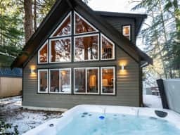 Mt Baker cabin| Hot tub, fireplace & EV charger