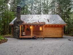 Storybook Creekside Log Cabin near Mt Baker