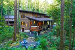 Modern Luxury Woodland Escape Near Mt. Baker!