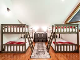 Mt Baker Family Cabin: Hot Tub + Bunk Room + More