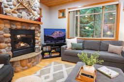 Mt Baker Basecamp w/ Foosball, Fireplace & Hot tub