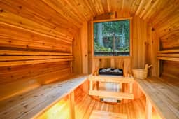 Luxury Cedar Chalet + Sauna + Hot Tub + EV charger