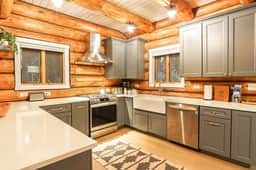 Snowline Luxury | Hot Tub, Pool & 3 Kings - Image 5
