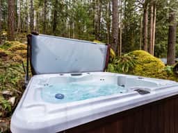 Snowline Luxury | Hot Tub, Pool & 3 Kings - Image 2