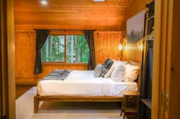Mt. Baker Log Cabin | Fireplace + Fast WiFi - Image 2