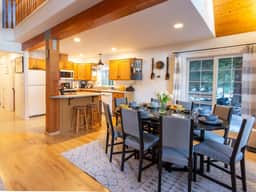Mt Baker Cabin-Hot Tub, Fireplace & EV Charger - Image 5