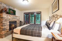 Hearthstone Mt Baker Cabin with Hot Tub Fireplace and Two King Suites - Image 4