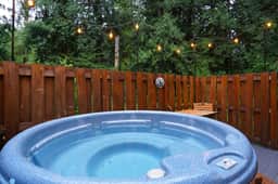Hearthstone Mt Baker Cabin with Hot Tub Fireplace and Two King Suites - Image 2