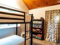 Kulshan Cabin near Mount Baker with Wood Fireplace and Dog Friendly Comfort - Image 5