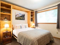Mt Baker Family Cabin with Fireplace and Backup Generator - Image 3