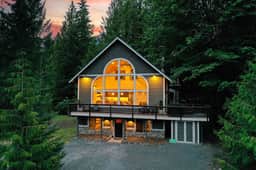 The Astor | Hot Tub & Chef’s Kitchen - Image 3