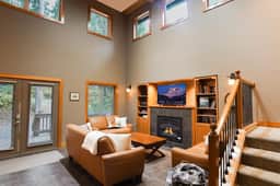 Five Bedroom Snowline Chalet with Hot Tub and Recreation Room Near Mount Baker - Image 2