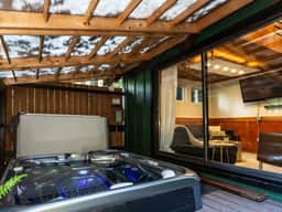 The Birdhouse | Hot Tub, EV Charger & Pool - Image 2