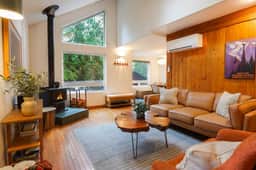 Cozy Mt. Baker Escape • Fireplace • Pets - Image 2