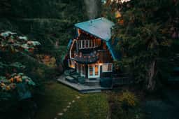 Design-Forward Mt. Baker Chalet + Hot Tub - Image 5
