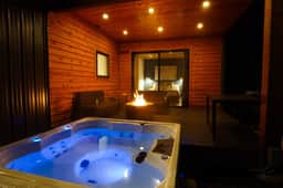 Mt Baker Luxe Chalet: Hot Tub, King Suites, Pet Friendly - Image 2