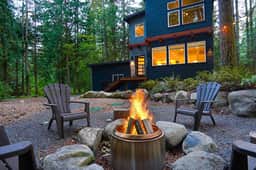 Modern Mt Baker Cabin with Private Hot Tub and Fire Pit - Image 4