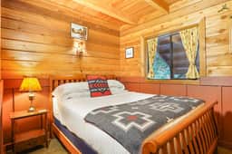 Ravenclaw Mt Baker Cabin with Hot Tub and Scenic Views - Image 5