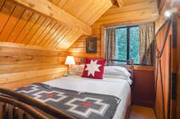 Ravenclaw Mt Baker Cabin with Hot Tub and Scenic Views - Image 4
