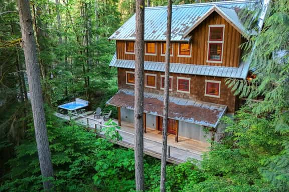 The Shuksan Snowline Chalet with Hot Tub Game Room and Wood Burning Fireplace Near Mt Baker - Image 1
