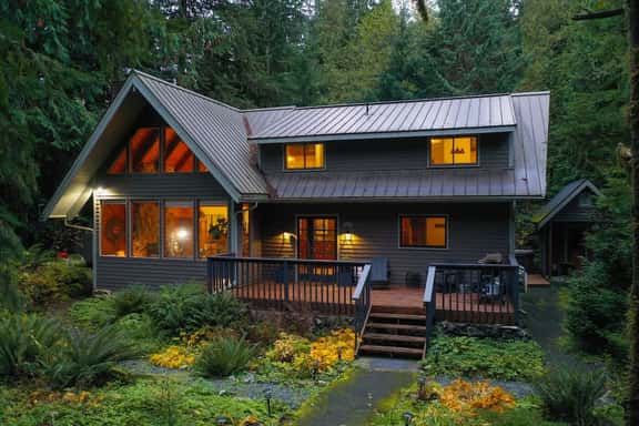Pendleton Pines Lodge with Hot Tub Sauna and Fireplace Near Mt Baker - Image 1
