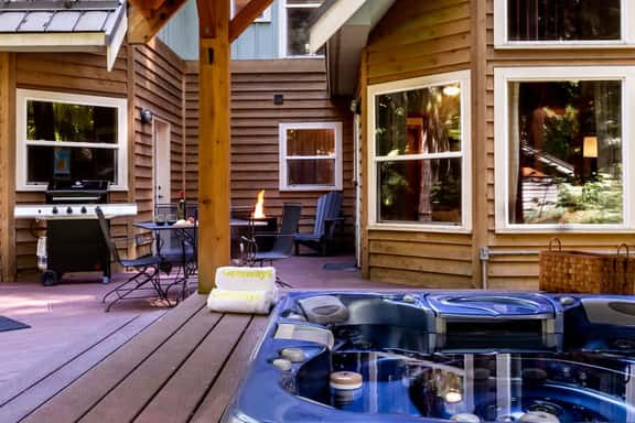 Heliotrope Haus Mt Baker Cabin with Hot Tub Private Sauna and Two King Suites - Image 1