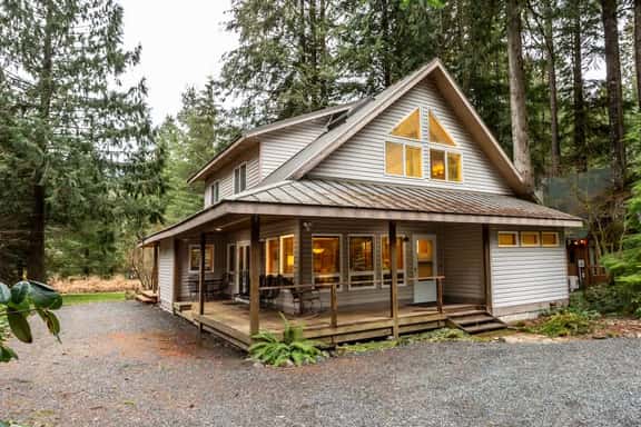 Naturbyn Retreat with Covered Hot Tub and Fireplace near Mount Baker - Image 1