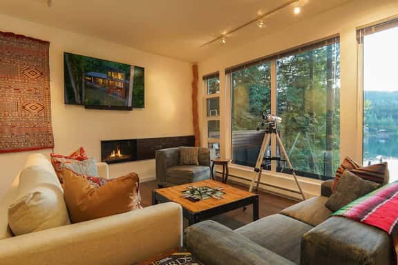 Silvermere Luxury Lakefront Retreat with Private Hot Tub and Dock - Image 1