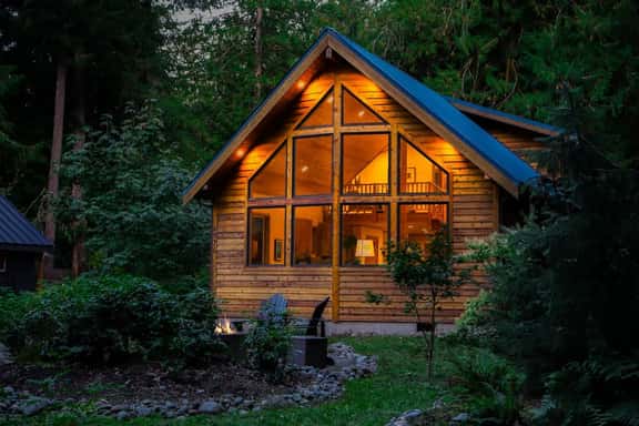 Church Mountain Chalet with Hot Tub Mountain Views and Fireplace near Mt Baker - Image 1