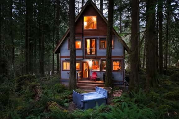 Treetop Hideaway Romantic Mt. Baker Cabin with Private Hot Tub and King Loft - Image 1