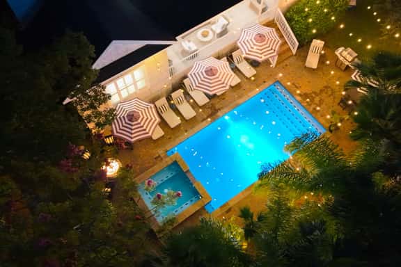 Serene Oaks Private East Beach Estate with Pool Spa and Five Minute Walk to Beach - Image 1