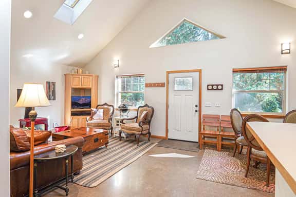 Mt Baker Cabin with Private Hot Tub and Fireplace - Image 1
