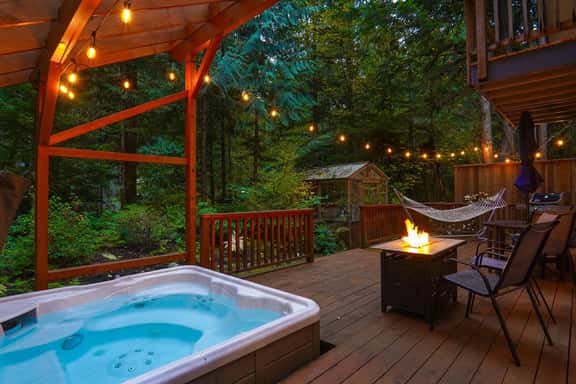 Bel Chalet Mt Baker Forest Retreat with Covered Hot Tub and Fireplace - Image 1