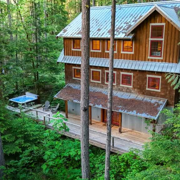 The Shuksan Snowline Chalet with Hot Tub Game Room and Wood Burning Fireplace Near Mt Baker - Image 1